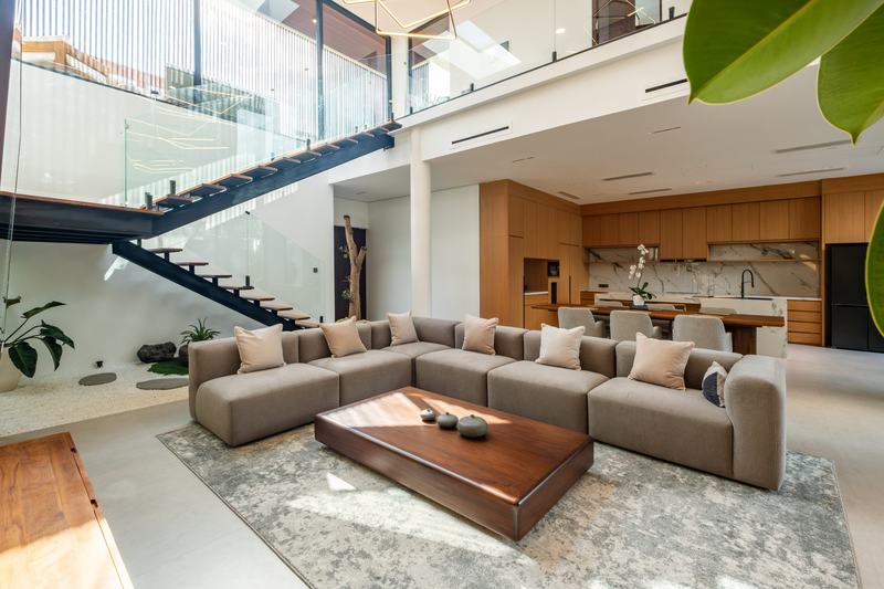 Cemagi Rock Villas: صالة بارتفاع طابقين مع الدرج والمطبخ