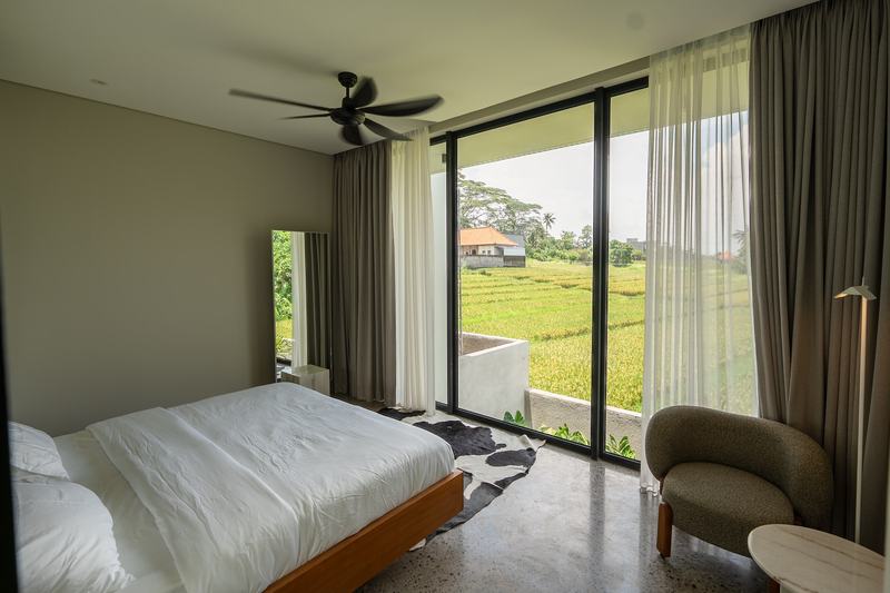 Ecoverse: bedroom with glass doors to the fields