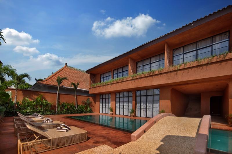 Emy Terra: the apartment block's facade and poolside loungers