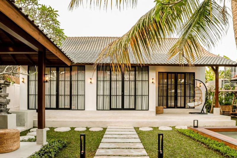Hijau Villa by EVDEkimi: villa facade behind the pool
