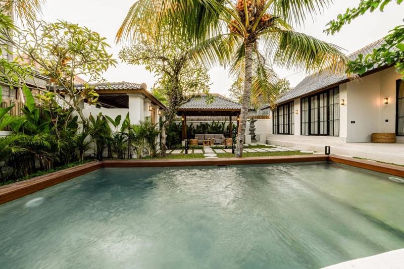 Hijau Villa by EVDEkimi: the pool at dusk