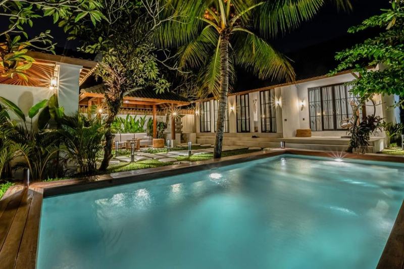 Hijau Villa by EVDEkimi: pool lit up at night