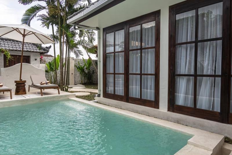 Moonlight Villa by EVDEkimi: pool outside the bedroom windows