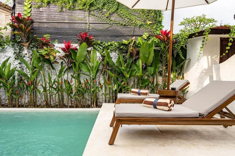 Moonlight Villa by EVDEkimi: loungers by the pool