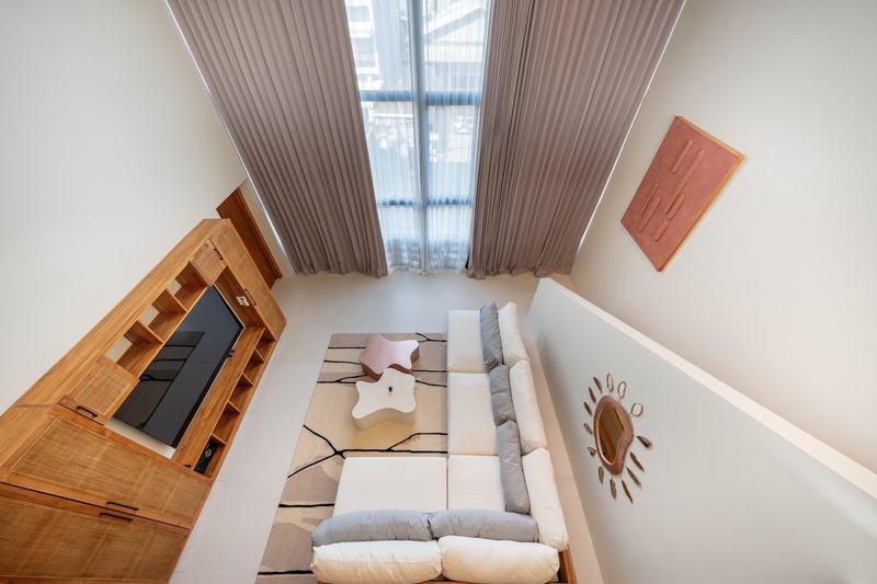 Gate 11 mezzanine: the lounge seen from the gallery