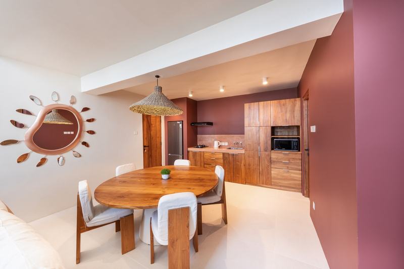 Gate 11 mezzanine: kitchen and dining area