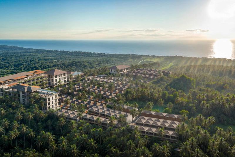 Green Village: aerial view of villa blocks and apartment buildings near the ocean (render)