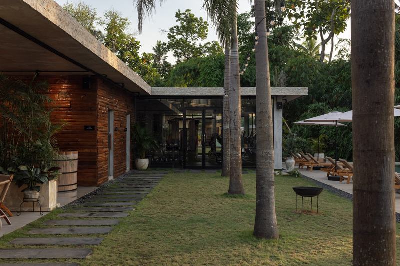 Hidden City Ubud: courtyard with palms and a lounge area