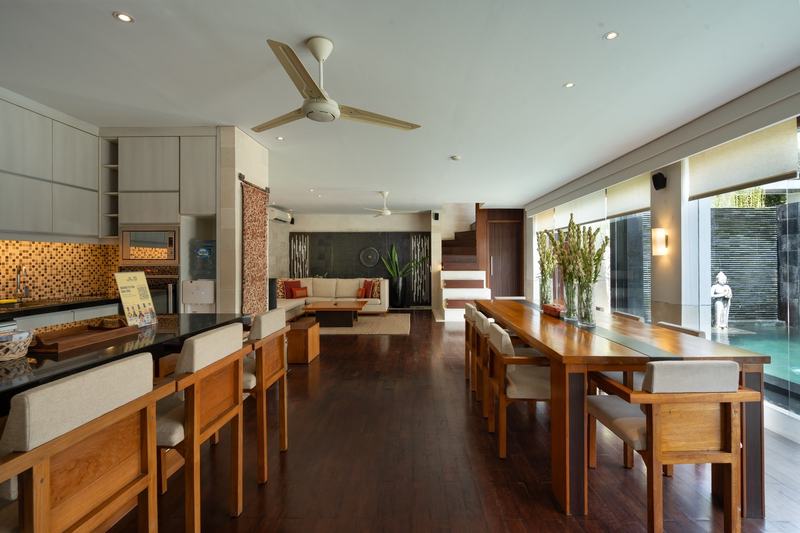 Jimbaran three-bedroom villa: kitchen, dining area and lounge in one room