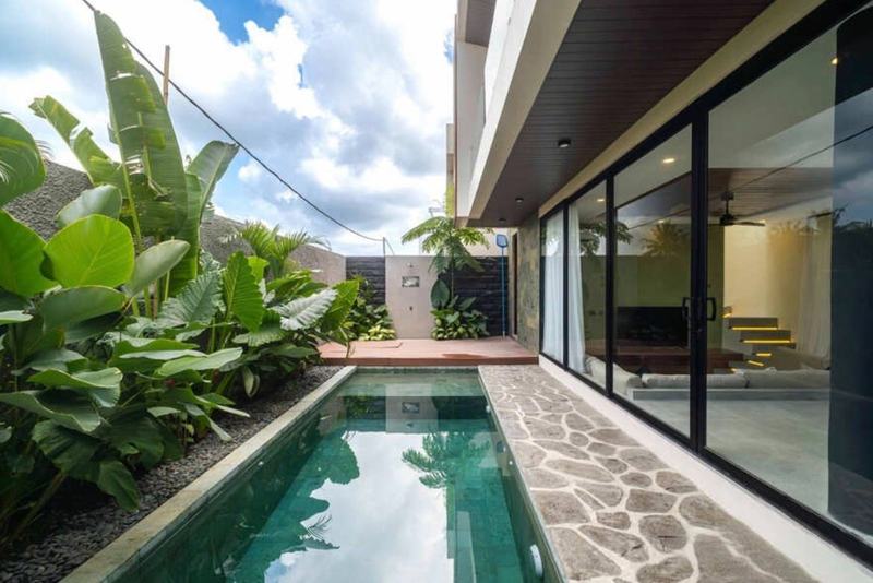Kedungu two-bedroom villa: pool running along the house