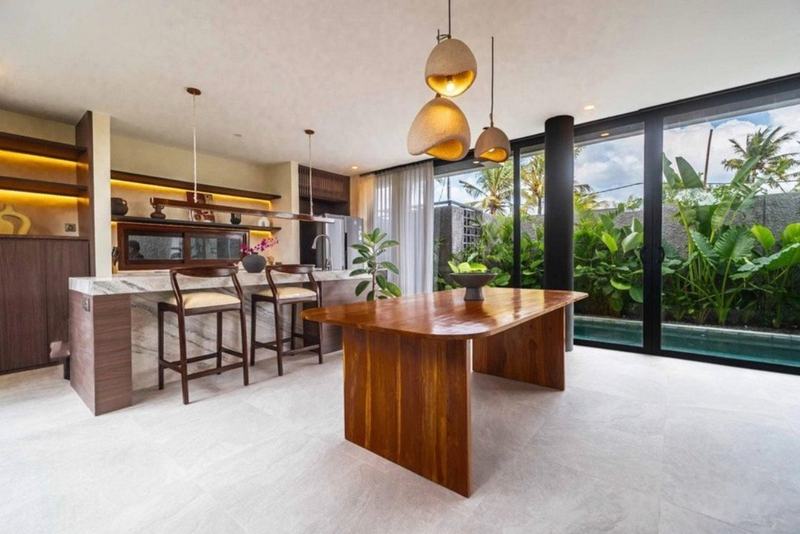 Kedungu two-bedroom villa: kitchen and dining table