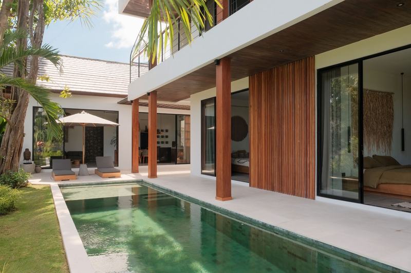 Four-bedroom Kedungu villa: pool beside the house and garden
