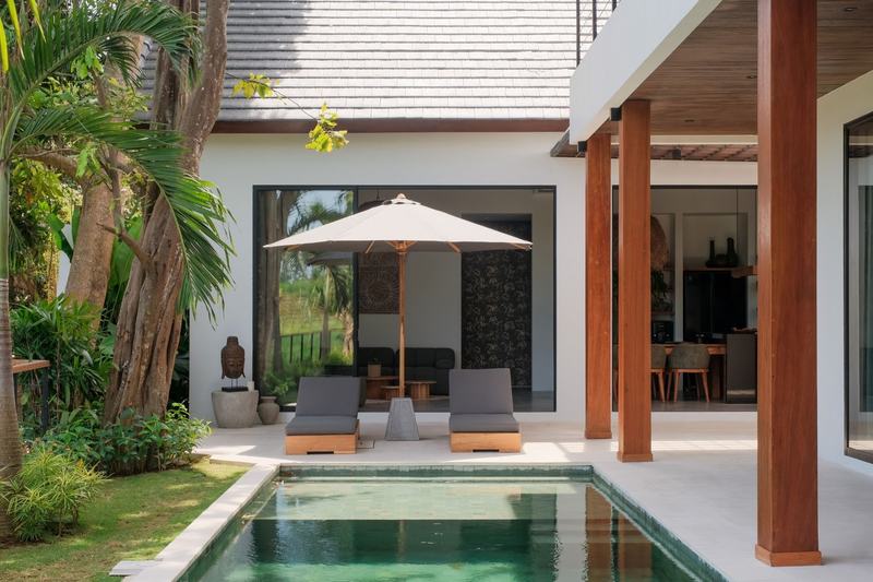 Four-bedroom Kedungu villa: loungers and umbrella by the pool
