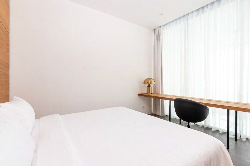 The Leo Villas, Villa III: bedroom with a desk
