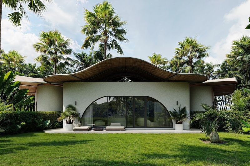 Manta Shell Villa: the curved facade on a green lawn