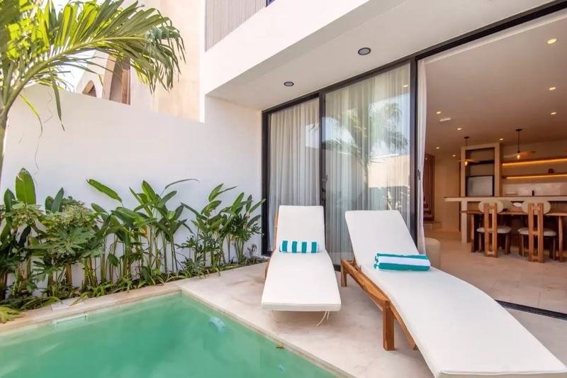 Two-bedroom villa in Melasti: courtyard pool and loungers by the living room