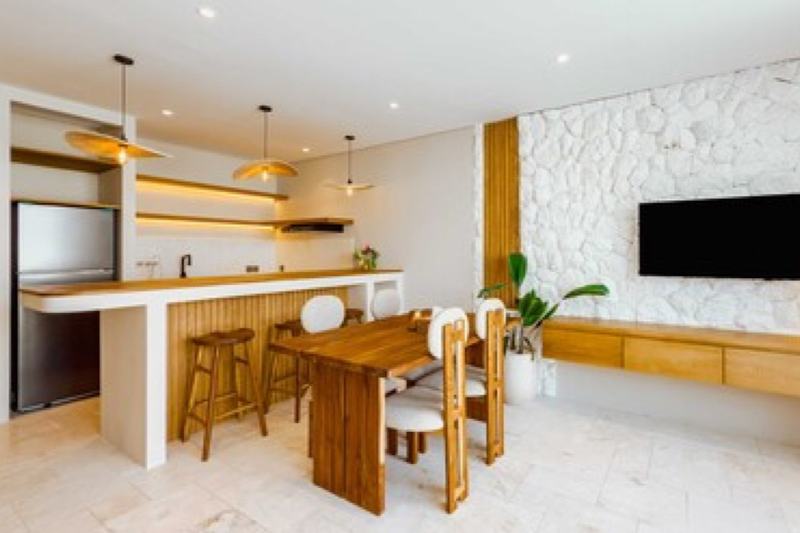 Two-bedroom villa in Melasti: kitchen with a breakfast bar and dining table