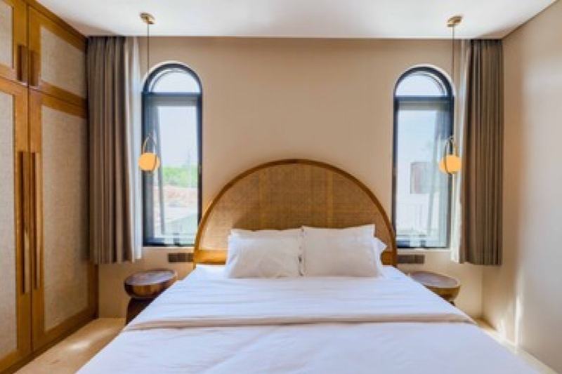 Two-bedroom villa in Melasti: bedroom with arched windows