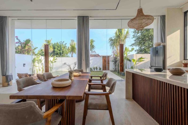 Three-bedroom villa in Melasti: dining area and kitchen with a glass wall to the garden