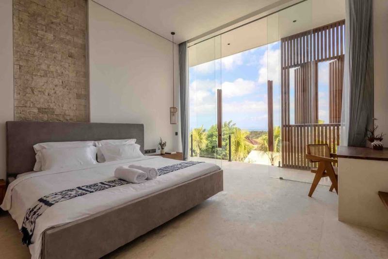 Three-bedroom villa in Melasti: bedroom with a balcony and ocean view