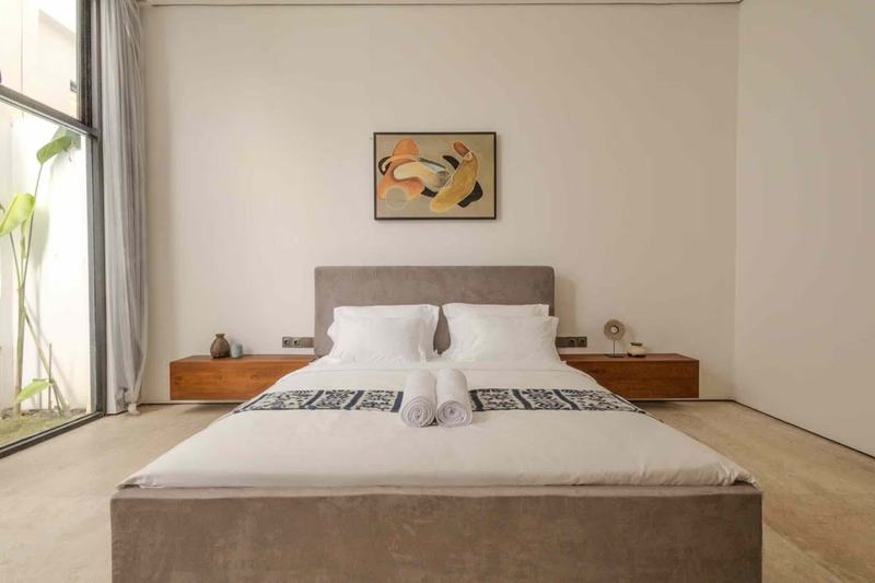Three-bedroom villa in Melasti: bedroom with a double bed