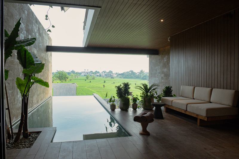 Nava Tamora: terrace beside the pool