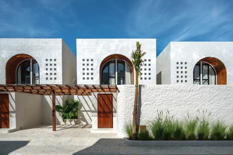 Nila Residence: entrance with a pergola