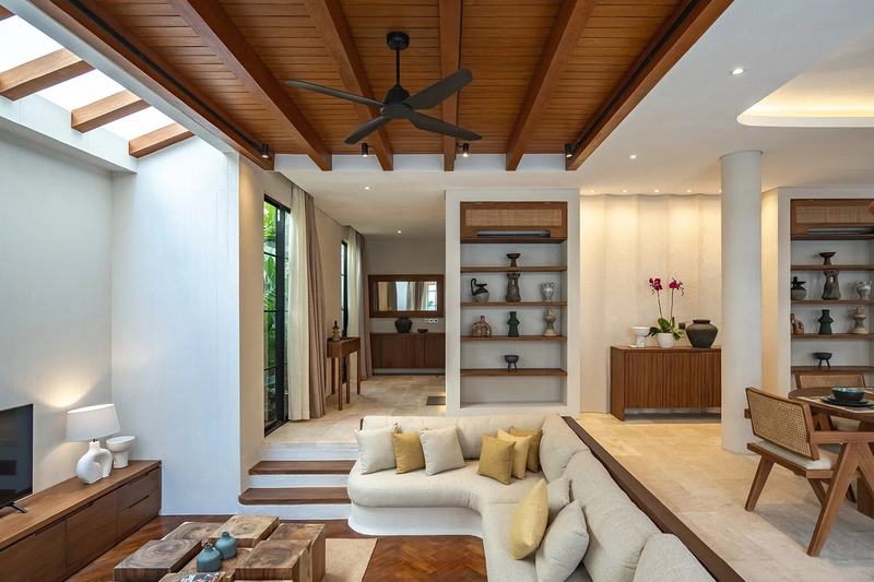Nila Residence: shelved wall and ceiling fan