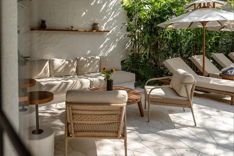 Nila Residence: sun terrace with lounge chairs