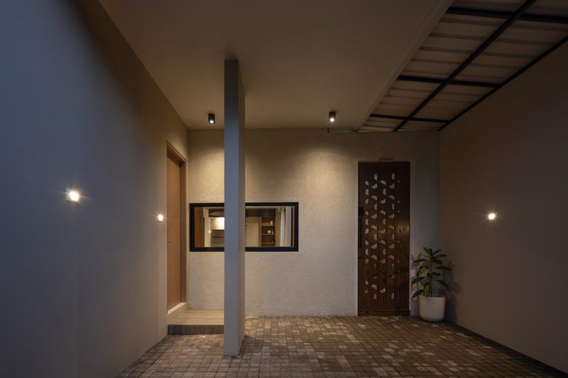 Two-bedroom villa with a pool, north Nusa Dua: entry hall with a window onto the courtyard