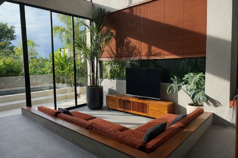 Loft villa near Nyang Nyang: sunken sofa and the door to the garden