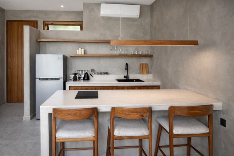 Loft villa near Nyang Nyang: kitchen with a breakfast bar