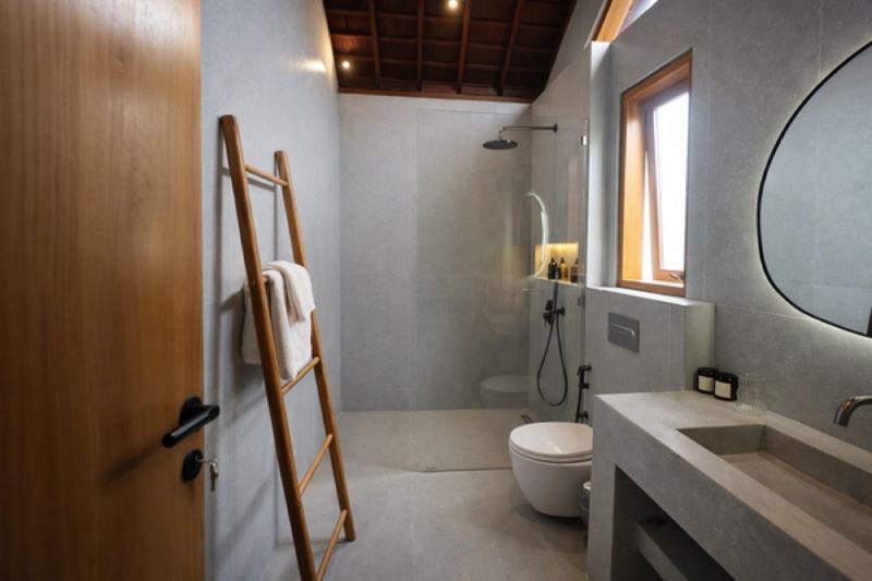Loft villa near Nyang Nyang: shower room with a concrete basin