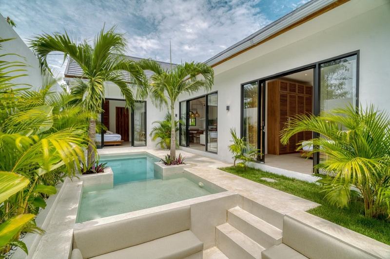 New Pecatu villa: pool courtyard with palms in front of the house