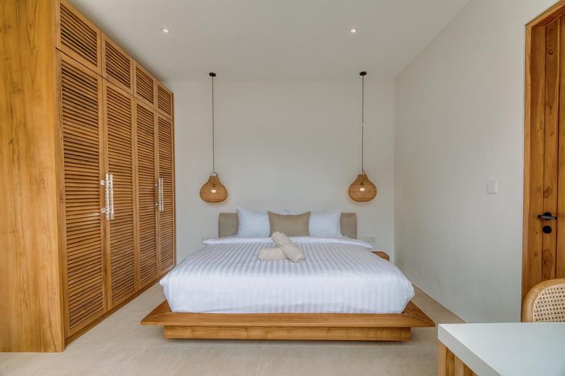 New Pecatu villa: bedroom with a wooden wardrobe