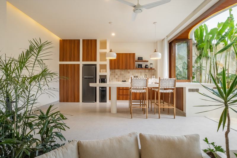 Pecatu two-bedroom villa: kitchen with a dining counter