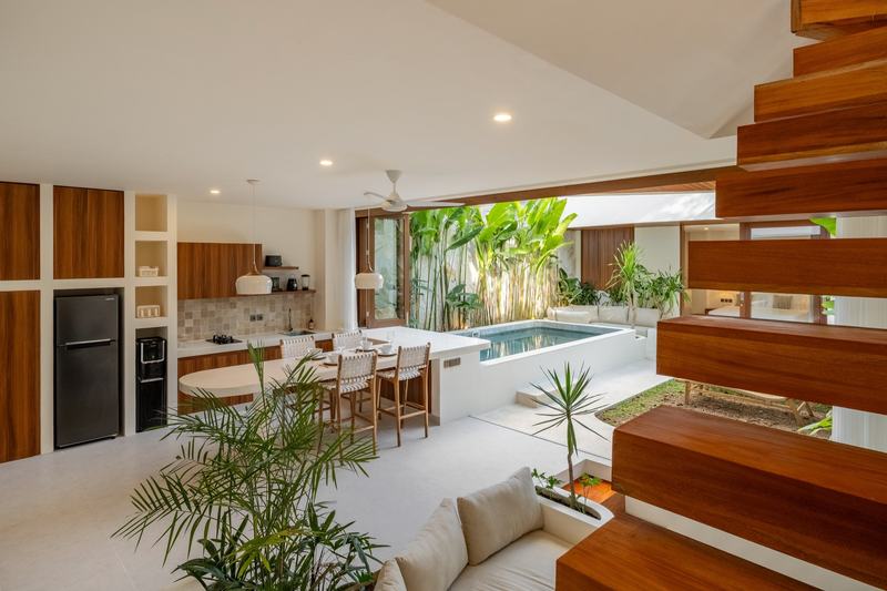Pecatu two-bedroom villa: kitchen and lounge opening to the pool