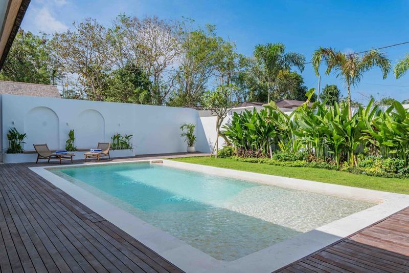 Three-bedroom villa in Pecatu: garden pool and timber deck