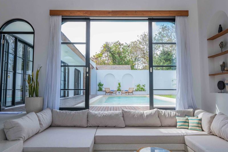 Three-bedroom villa in Pecatu: sofa lounge opening onto the pool
