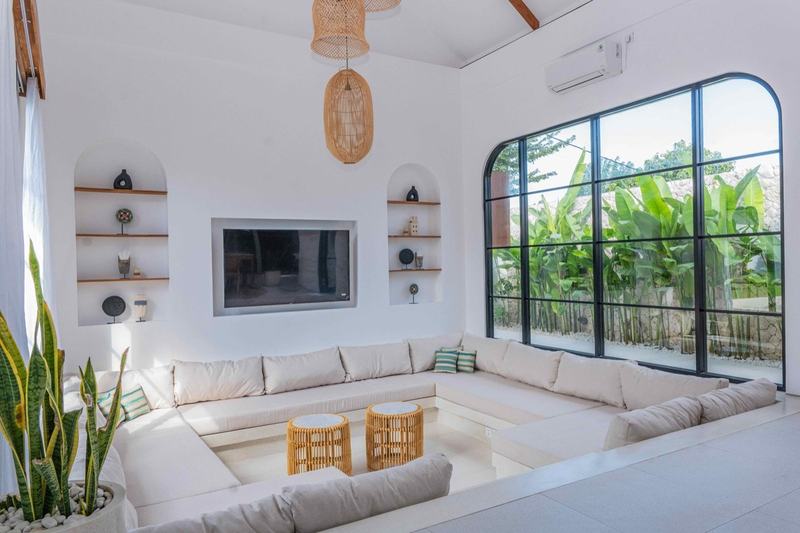 Three-bedroom villa in Pecatu: sunken lounge with a built-in sofa