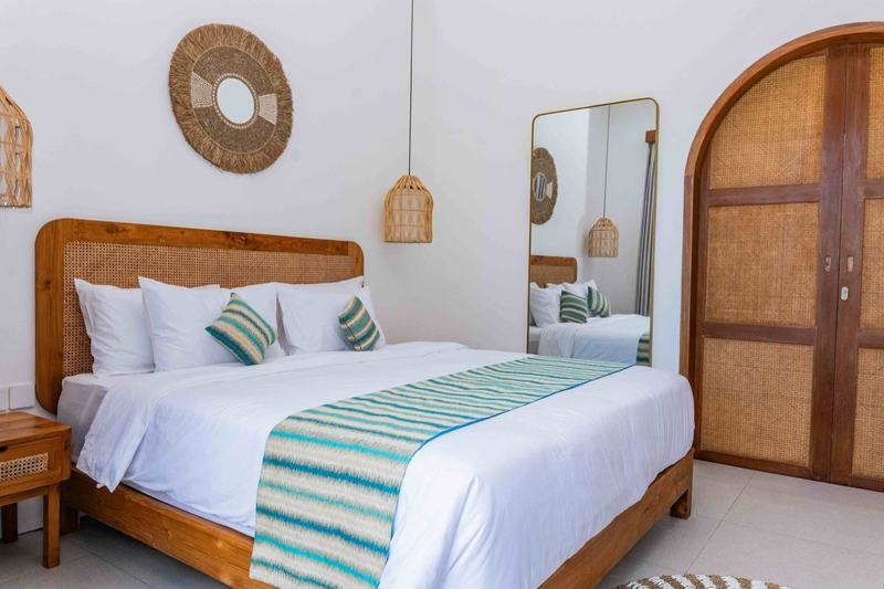 Three-bedroom villa in Pecatu: bedroom with woven wardrobe doors