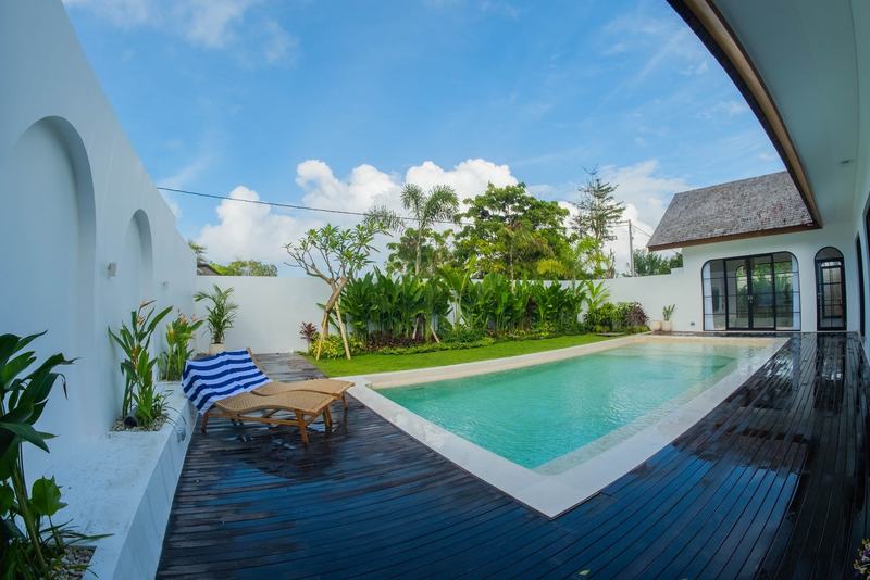 Pecatu three-bedroom villa: pool with a wooden deck
