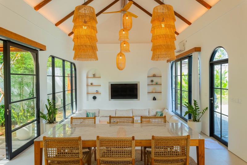 Pecatu three-bedroom villa: long dining table beside the lounge