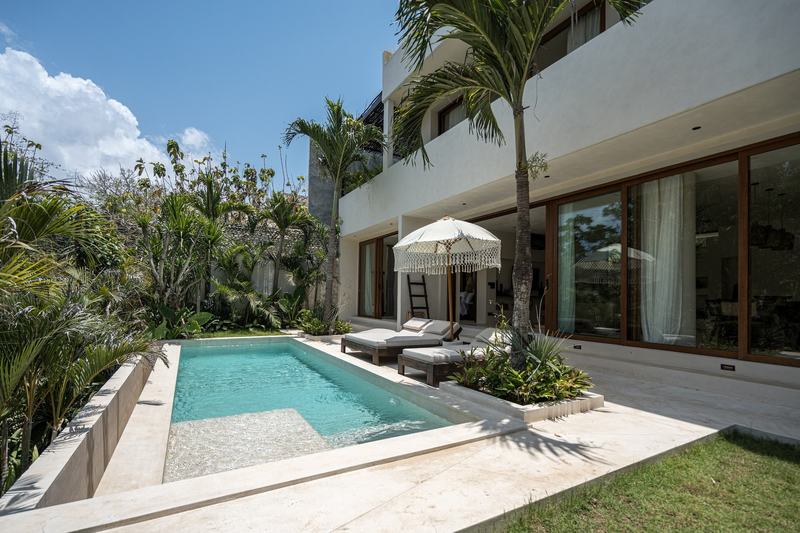Rooftop villa in Pecatu: facade above the pool