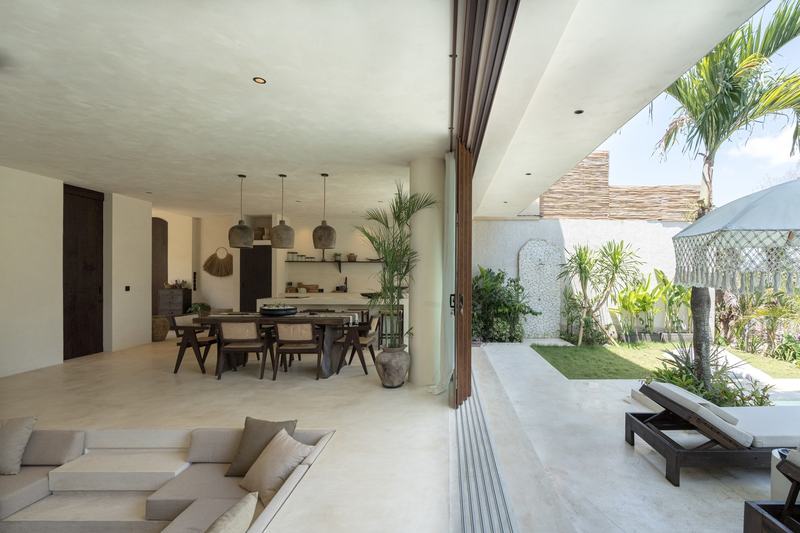 Rooftop villa in Pecatu: living room with doors to the garden