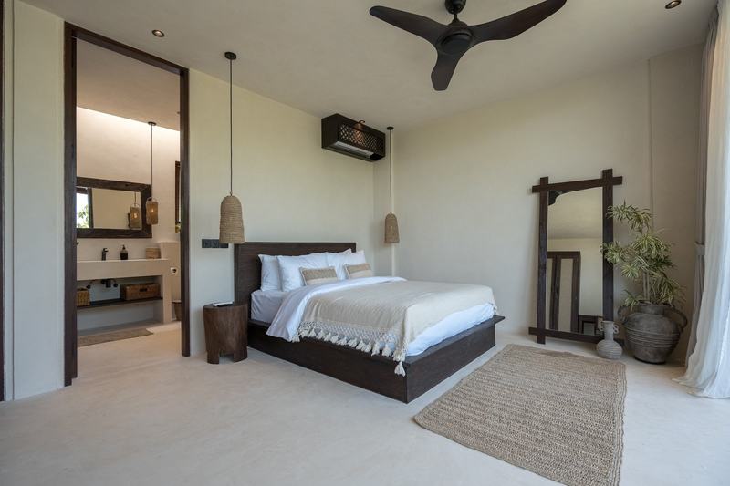 Rooftop villa in Pecatu: bedroom with an en-suite bathroom