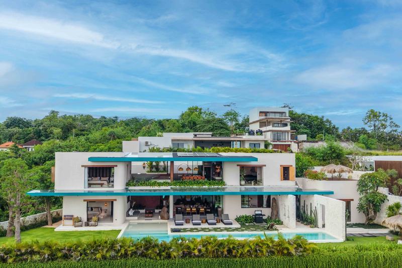 Four-bedroom Pecatu villa: house, pool and garden from above