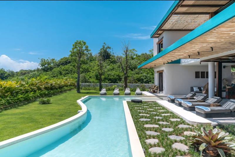 Four-bedroom Pecatu villa: pool along the lawn with sun loungers