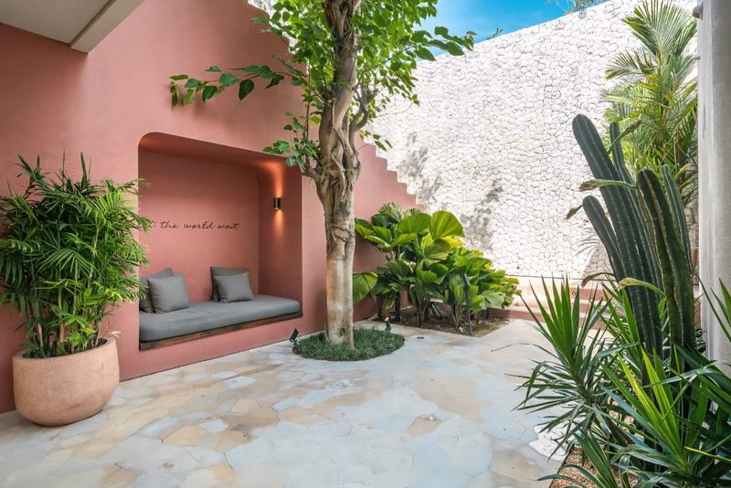 Four-bedroom Pecatu villa: inner courtyard with a tree