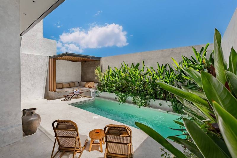 Rice-view villa in Pererenan: pool and gazebo in the courtyard